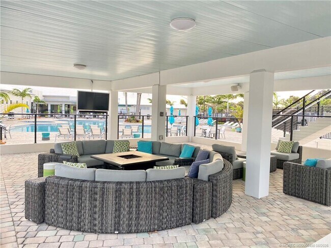 Building Photo - 437 NE Intercoastal Dr