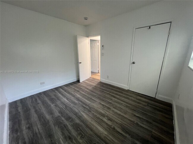 Building Photo - 6701 NE Miami Pl
