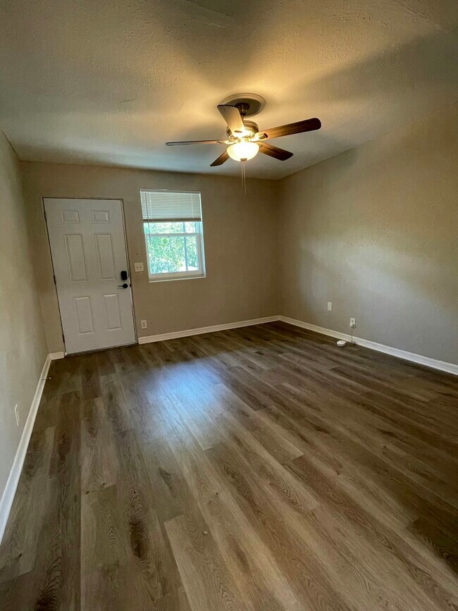 Building Photo - 1575 W 19th St