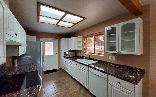 Building Photo - 107 W Sherwood Dr