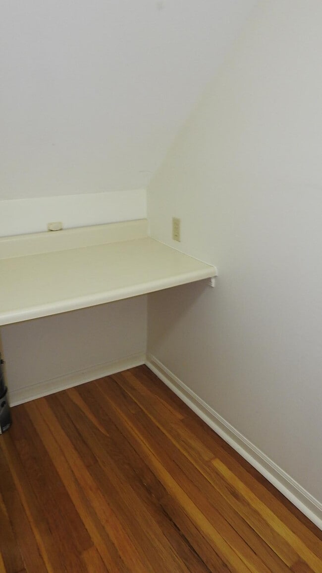 Building Photo - Cozy 1 bedroom and 1 bath apartment with a little office room apartment downtown, located on E 26...