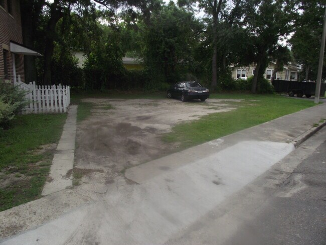 Parking lot - 831 King St