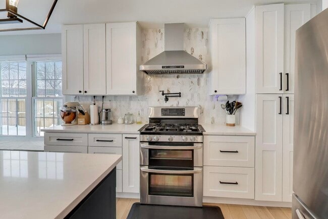 Building Photo - 9 Monroe Ct