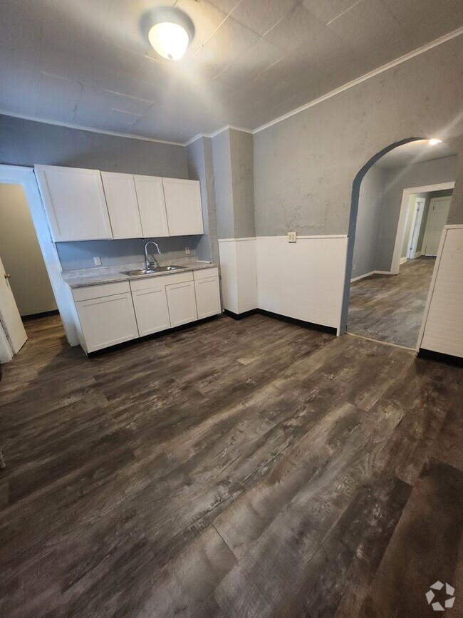 Building Photo - Upper 2 bedroom unit with all utilities in...