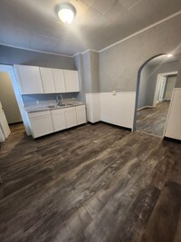 Building Photo - Upper 2 bedroom unit with all utilities in...