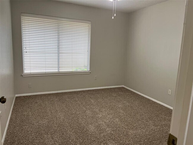 Building Photo - 1722 Sullins Way