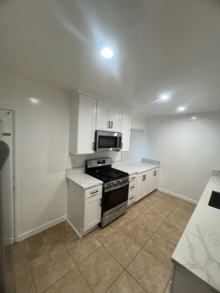 Building Photo - 1696 Amberwood Dr