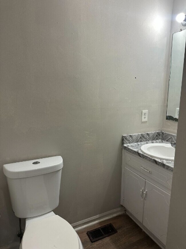 Building Photo - Charming Duplex for Rent- Spacious and Convenient Living!