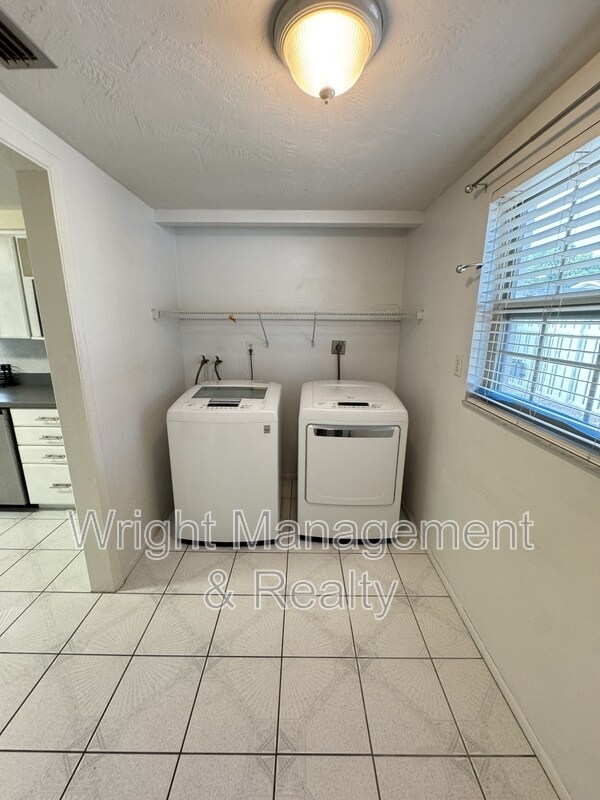 Building Photo - 10921 Norwood Ave