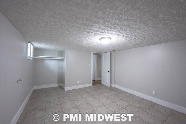 Building Photo - "Spacious 3-Bed, 2-Bath Gem in Indianapolis - Modern Comfort Awaits!"