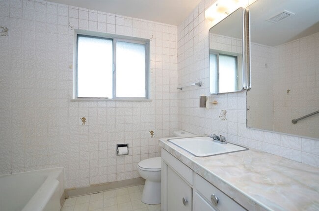 Building Photo - Spacious 4-Bedroom Home with Large Yard, Covered Patio & Garage in Lakewood