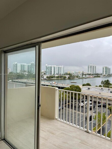 Building Photo - 1455 N Treasure Dr