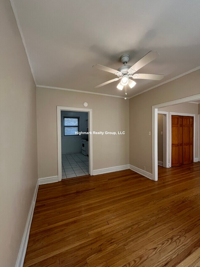 Building Photo - 910 Reba Pl
