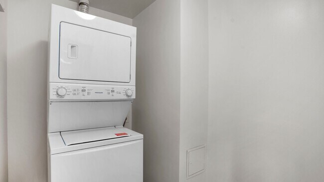 Building Photo - 250 King St