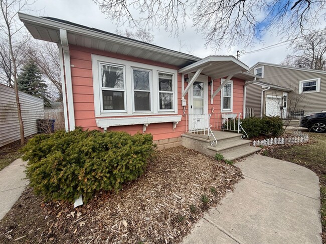 Building Photo - Cozy 2 Bedroom Single Family Home- Near Bellevue Wi