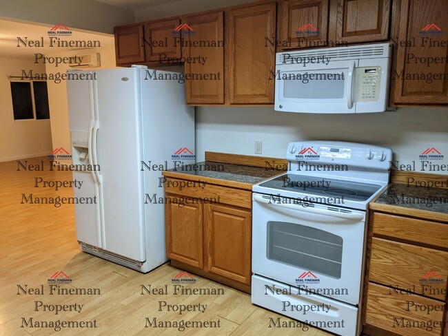 Building Photo - 3 Bed 2 Bath Apartment, 2 Assigned parking...
