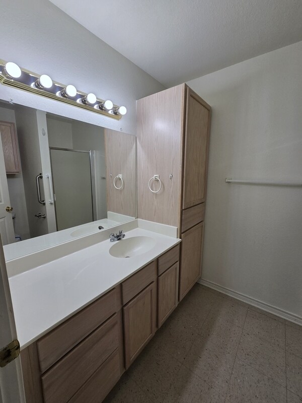 Building Photo - 634 Canada St