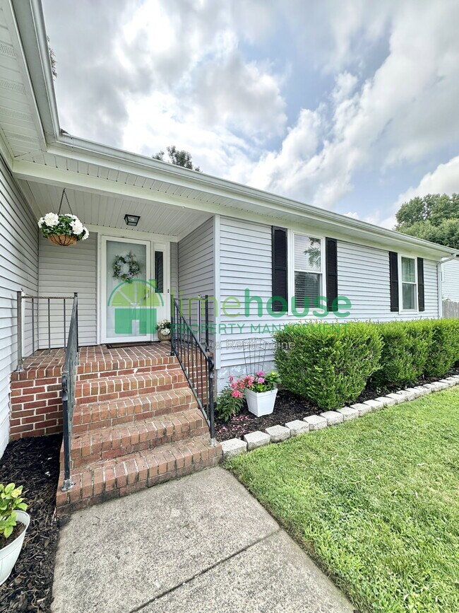 Building Photo - 5 Baywood Ln