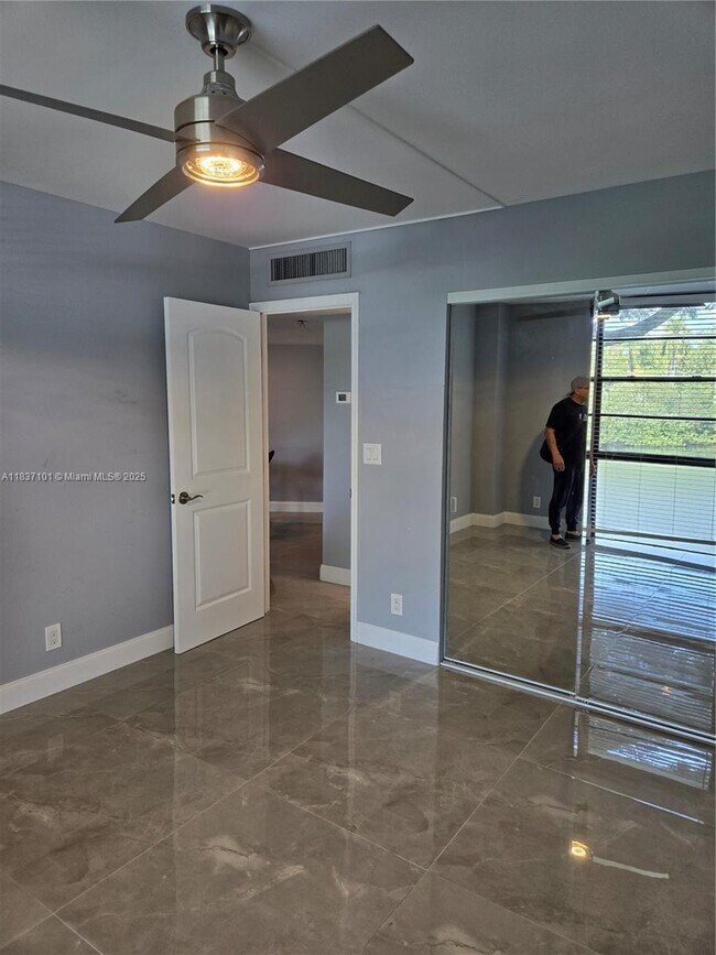 Building Photo - 3401 N Country Club Dr