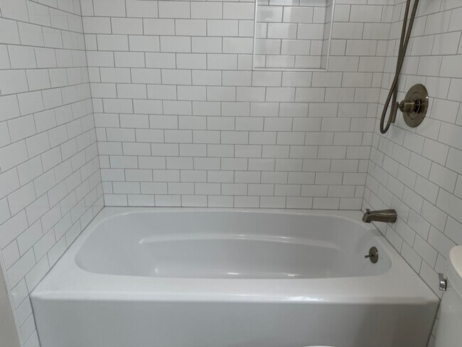 Building Photo - EPIC REA: 2 BR/1 BA Townhome w/ 1 Parking in Great Corte Madera