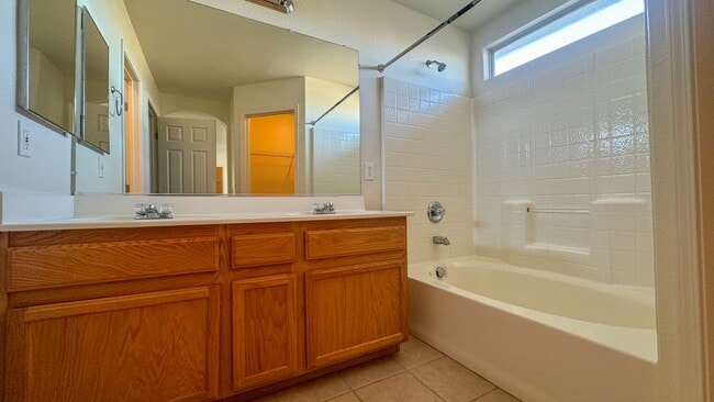 Building Photo - 3 bed, 2.5 bath, 1,746 sq ft home in southwest Las Vegas