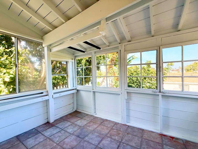 Building Photo - Welcome to your beautiful beach cottage, perfectly situated in Ocean Beach!