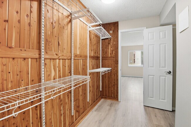 Building Photo - $1,495.95 - 1 Bed, 1 Bath Updated Unit in Westminster with In Unit Washer/Dryer!