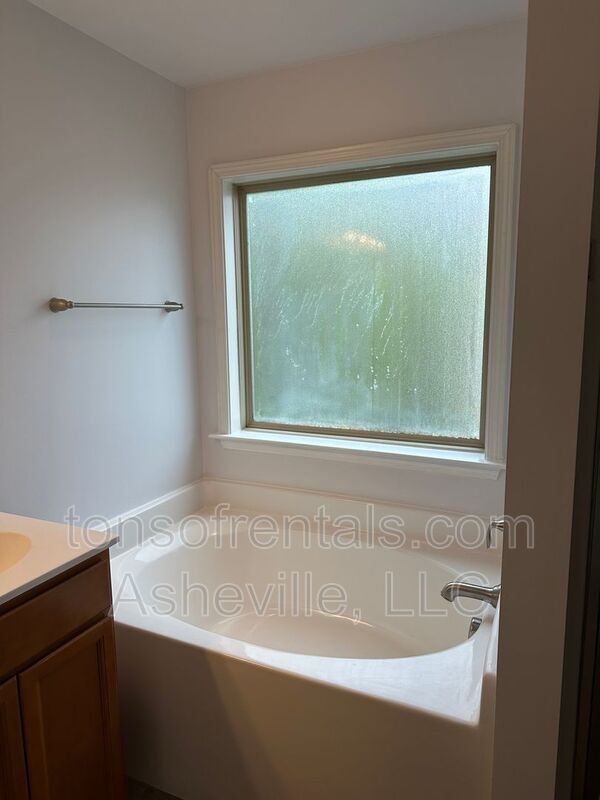 Building Photo - 33 Mallard Run Dr