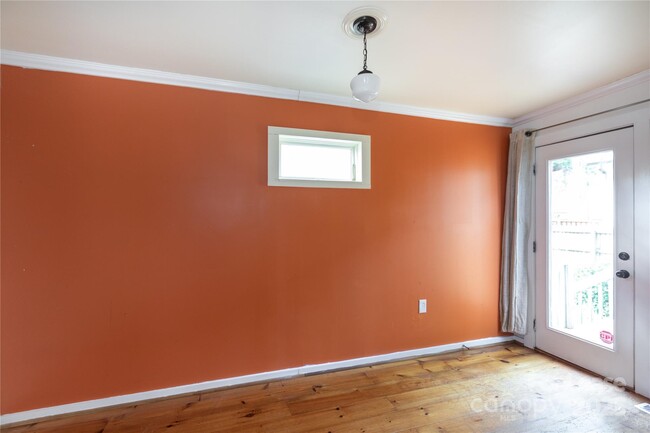 Building Photo - 3440 Oakwood Ave