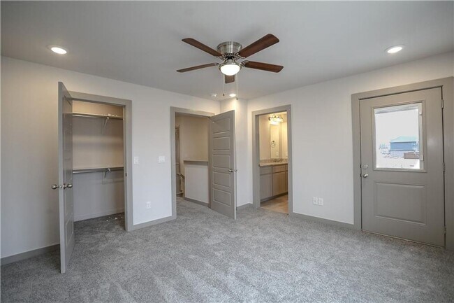 Building Photo - 3410 SW Vel Mews