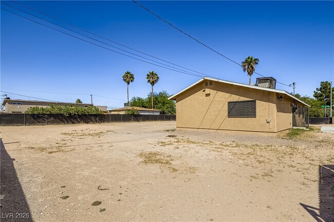 Building Photo - 501 W Van Buren Ave