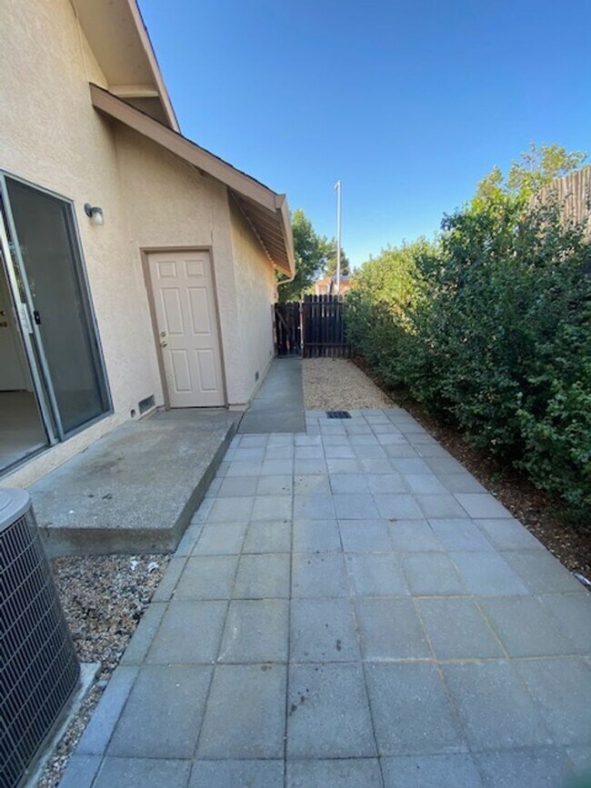 Building Photo - FRESH REMODEL and LARGE YARD!