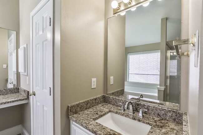 Building Photo - 8326 Hunters Village Dr