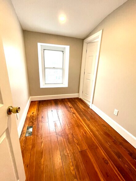 master suite bedroom - 4680 Umbria St