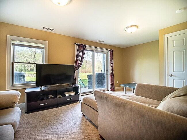 Building Photo - "Spacious 3-Bedroom Haven with 3 Full Baths in Charming Hinesburg!"