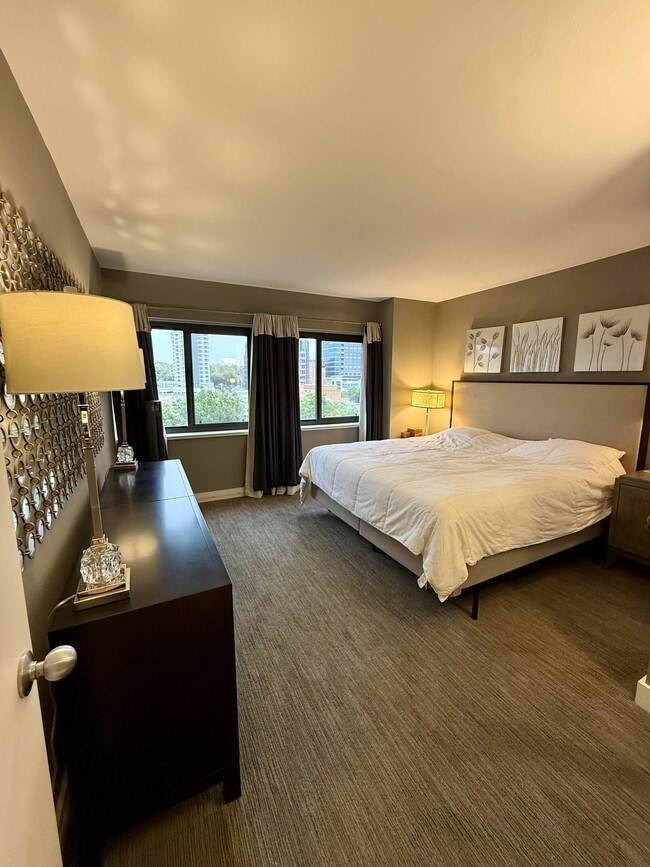 Building Photo - 803 W 48th St