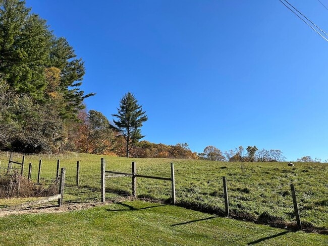 Building Photo - Charming 2 Bedroom Home with Stunning Views