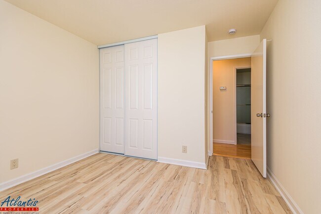 Building Photo - 4015 Villa Vista