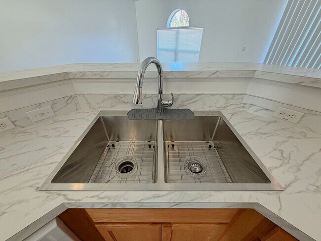 Building Photo - Beautiful 3 Bedroom, 2 Bathroom Home with Upgrades Throughout