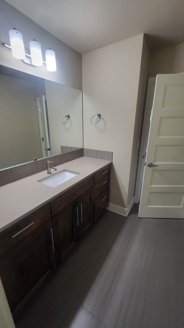 Building Photo - 3 Bed 2.5 bath plus bonus-Fenced-corner lo...