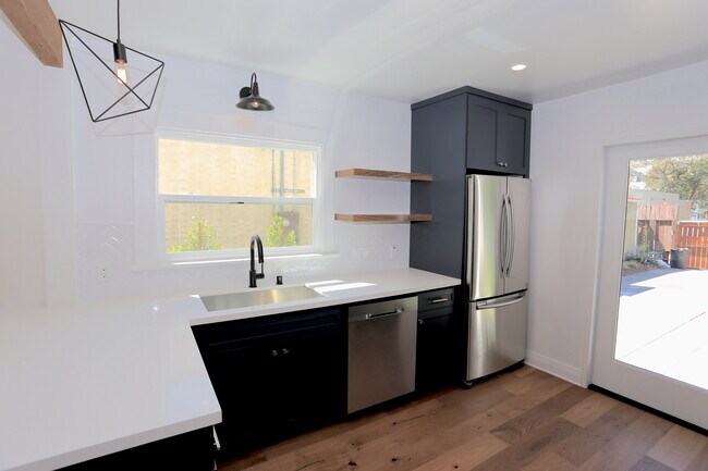 Building Photo - 3835 Hollypark Pl