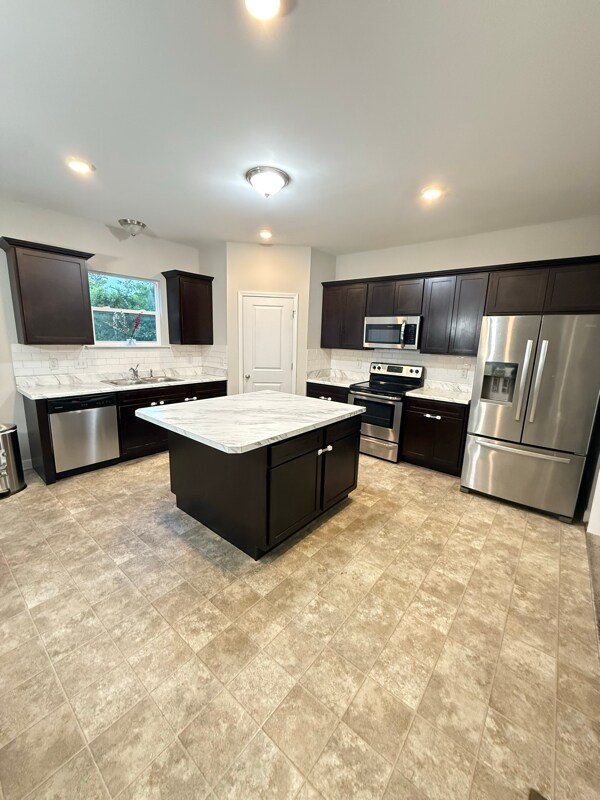 Building Photo - 2212 Shorewood Path