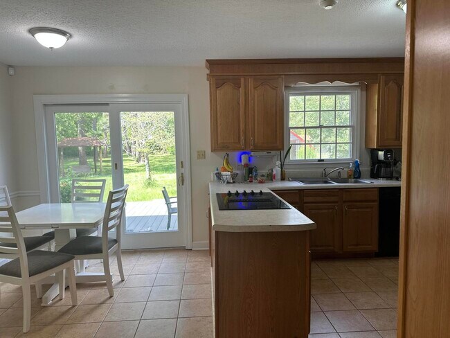 Building Photo - 1638 Huckleberry Dr