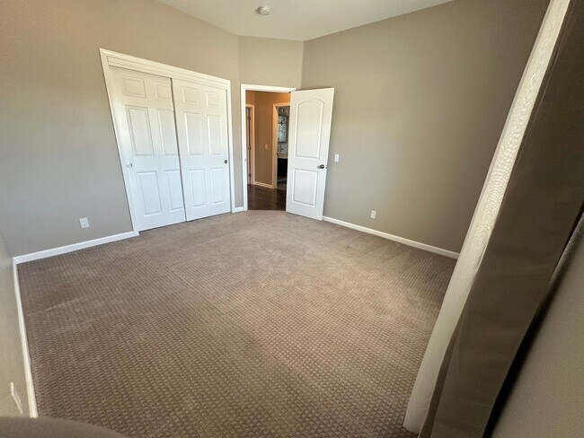 Building Photo - Beautiful, Updated 3 bedroom 2 bathroom ho...