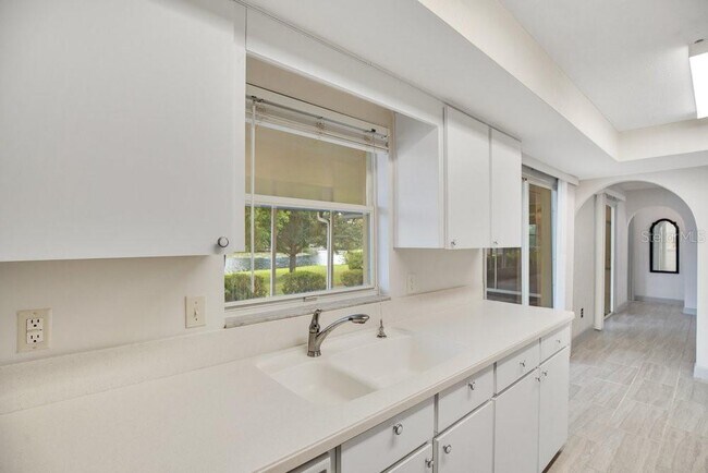 Building Photo - 1143 E Fowler Dr