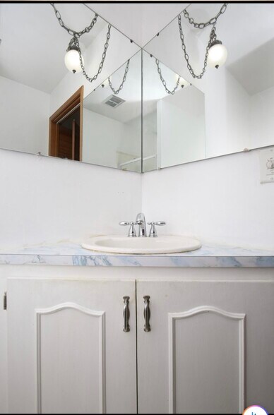 Building Photo - 1705 Elmwood Dr