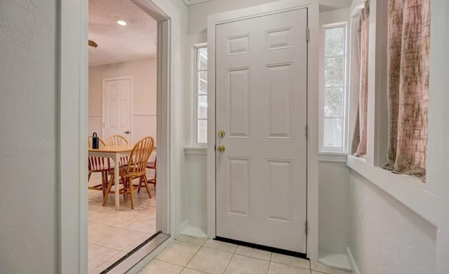 Building Photo - 521 W Acres St