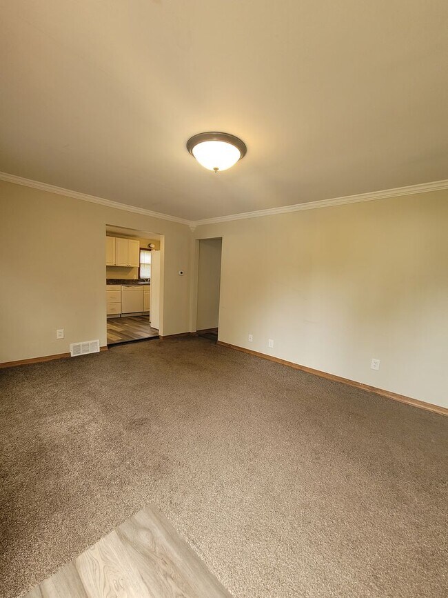 Building Photo - 2 Bedroom Home!