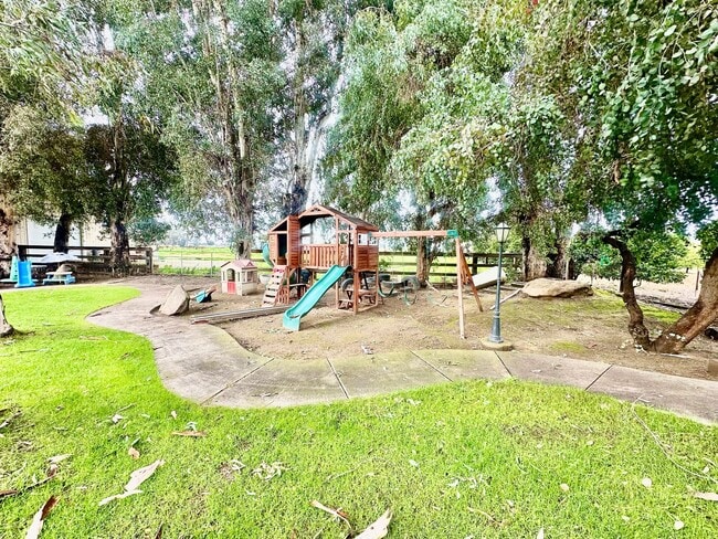 Building Photo - Gorgeous 4/3 Country Estate with 2000sf Barn