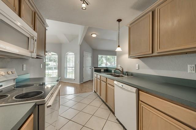 Building Photo - 2323 Brookview Dr